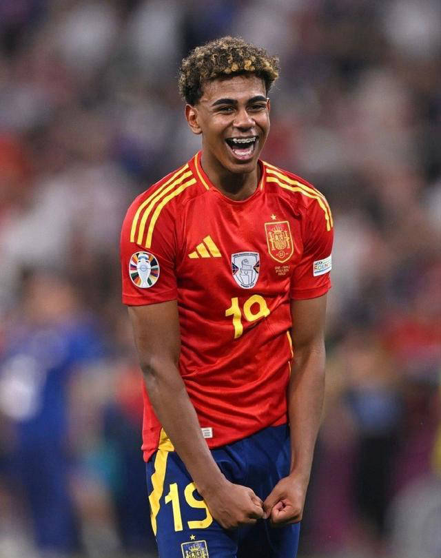 太阳报：女演员悉尼妹恢复单身后收到了大量英超球星的私信（《太阳报》称，女演员悉尼妹重回单身后收到众多英超球员私信）