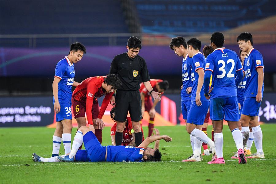 邹市明从奥运冠军到创业失败，经历挫折与反思，展现人生选择与责任的复杂性。