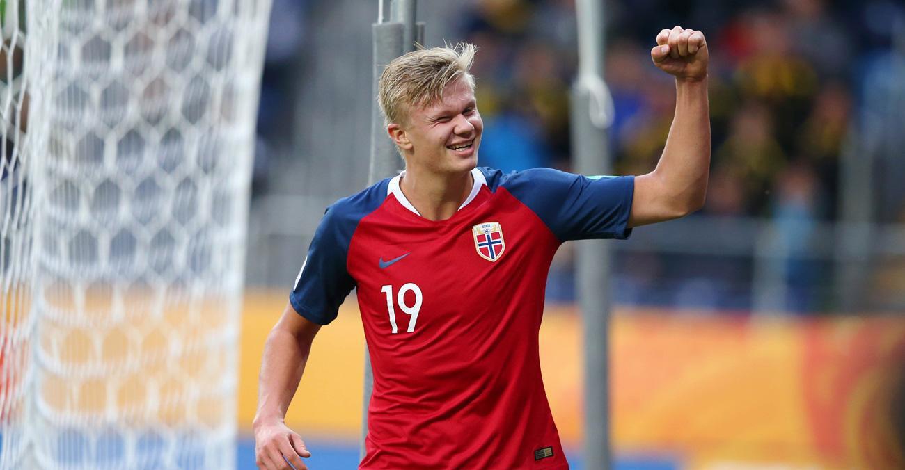 被记者问如何迅速克服伤病，刚果中场萨迪基举起圣经笑而不语（记者问他如何迅速伤愈，刚果中场萨迪基举起圣经，微笑不语）