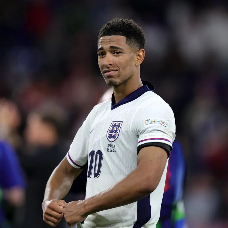 德国杯半场：屡次错失良机，荷尔斯泰因客场0-0汉堡（德国杯半场：荷尔斯泰因客场屡失良机，与汉堡0-0互交白卷）