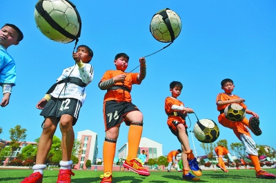 足球欧冠16强对阵出炉，多场焦点战提前上演（欧冠16强对阵揭晓，多场重磅对决提前上演）