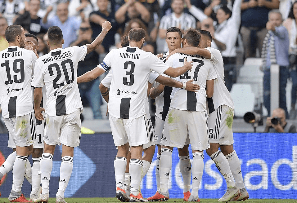 表达崇高敬意，重庆铜梁龙向李章洙赠送冲超纪念球衣