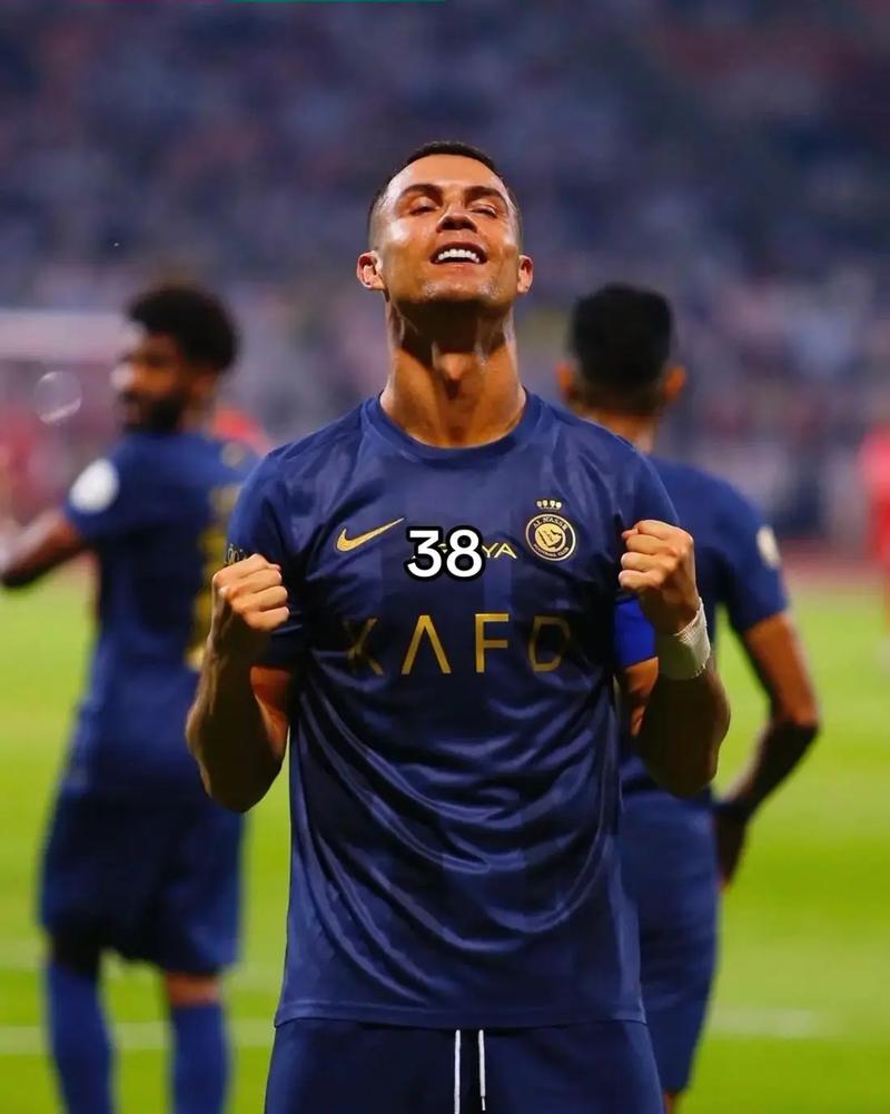 足球意甲射手榜竞争激烈，三人同进12球并列领跑